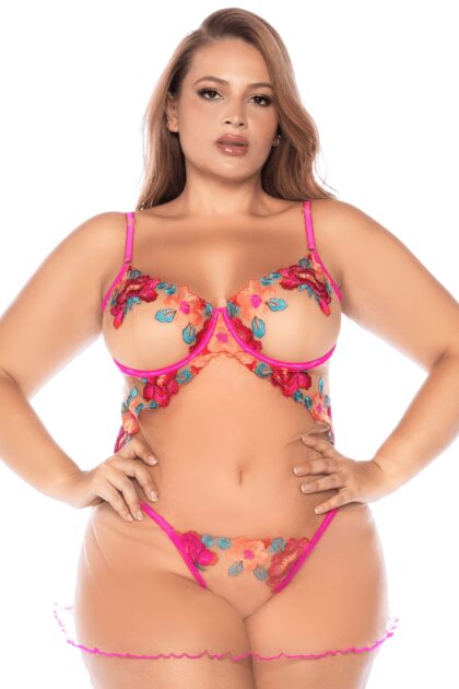 Nuisette grande taille en résille et dentelle florale rose et string assorti